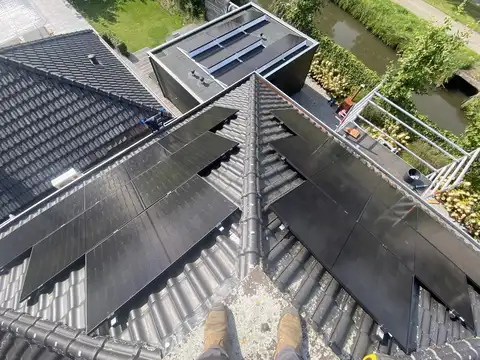 Zonnepanelen op een pannendak